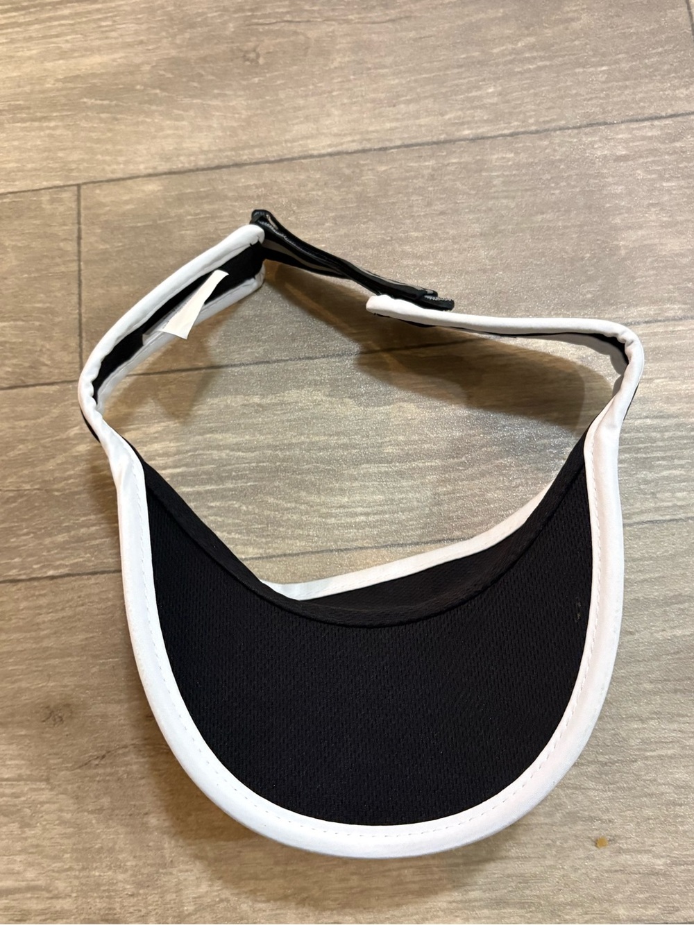 ASICS performance visor hat - Picture 2 of 2